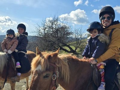 Μιλλούση- Πετρούνιας: Με τις κόρες τους στην ορεινή Αρκαδία - Έκαναν και ιππασία