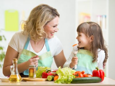 Πώς να μάθετε στο παιδί σας να μαγειρεύει ανάλογα με την ηλικία του
