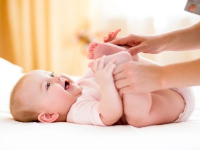 Γιατί το μωρό κοιτάζει τα χέρια σας; 5 πιθανοί λόγοι