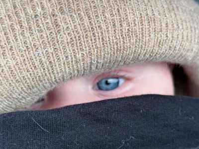 Αυτά τα μάτια κάτι σου θυμίζουν; Μάντεψε τη διάσημη μαμά του μωρού