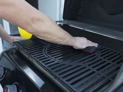 Ψησταριά: 4 τρόποι να καθαρίσετε τα λίπη από τη σχάρα