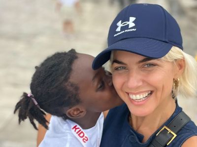 «Sisters at heart»: Η τρυφερή ζωγραφιά της κόρης της Χριστίνας Κοντοβά για την αγάπη και τη φιλία