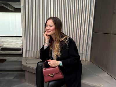 Η Ανίτα Μπραντ με τον μάρσιπο στο γραφείο: Όταν η μητρότητα και η καριέρα συνδυάζονται