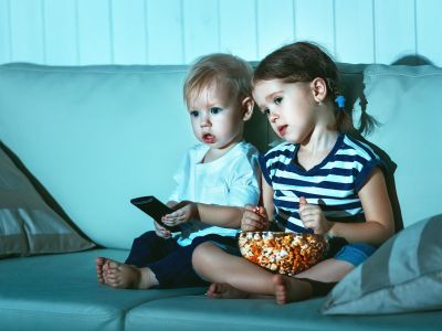 Μελέτη: 5 λεπτά διαφημίσεων junk food αρκούν για να αυξηθεί η κατανάλωση φαγητού στα παιδιά