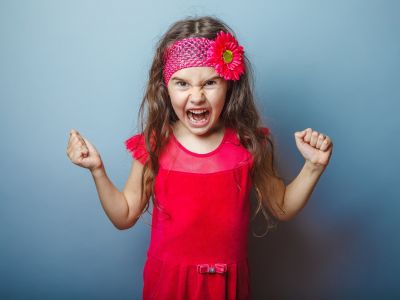 12 τρόποι να βοηθήσετε το παιδί σας να διαχειριστεί και να εκτονώσει τον θυμό του