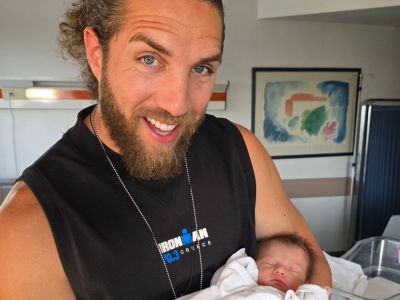 Ο Γιώργος Κόρομι έγινε μπαμπάς και αυτές είναι οι πρώτες φώτο με τη νεογέννητη κόρη του