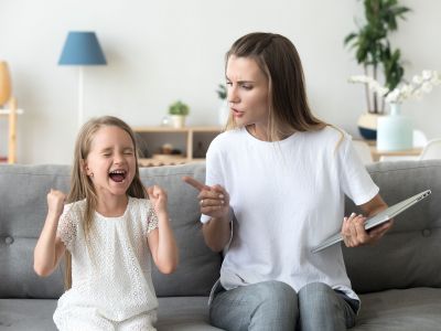 Οι τοξικοί γονείς συχνά φαίνονται φυσιολογικοί - Πώς να τους αναγνωρίσετε