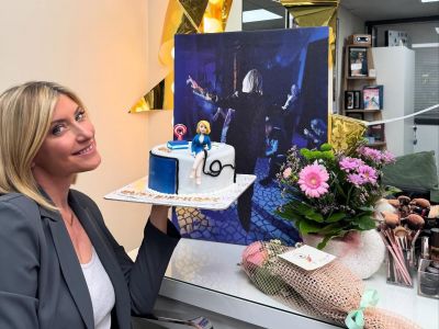 Η Σία Κοσσιώνη ποζάρει με την υπέροχη ζωγραφιά του γιου της για τα γενέθλιά της