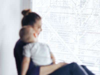 Η «ενοχή της μαμάς» είναι μια παγίδα - Γιατί όμως τη νιώθουμε ακόμα τόσες πολλές από εμάς;