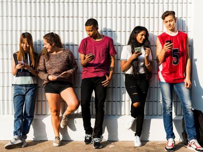 Social media και άγχος: Τι μπορούν να κάνουν οι γονείς για την ψυχική υγεία των παιδιών