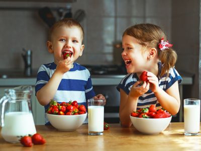 Καλοκαιρινή νόστιμη λιχουδιά με φράουλες και σοκολάτα που θα ξετρελάνει τα μικρά σας