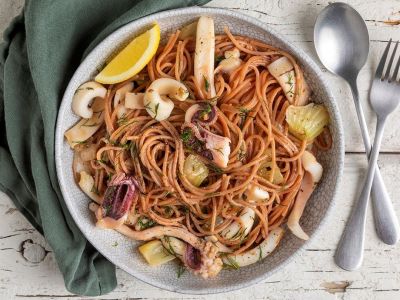 Σπαγγέτι με παντζάρι με καλαμαράκια από τον Άκη