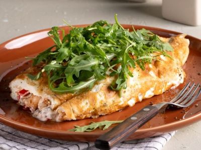 Τυλιχτή ομελέτα με ασπράδια, τυρί κρέμα, γαλοπούλα και λαχανικά