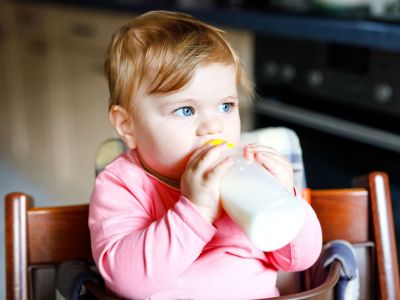 Από ποια ηλικία μπορώ να δώσω φρέσκο γάλα στο μωρό;