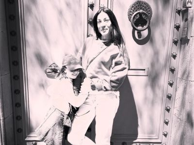 Μικρή fashionista! Η κόρη της Ήβης Αδάμου με trendy εμφάνιση και double top knot χτένισμα