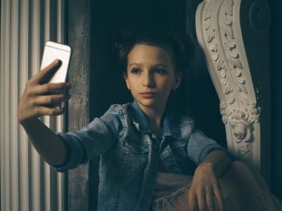 Ναι, τα μέσα κοινωνικής δικτύωσης ίσως προκαλούν κατάθλιψη στα παιδιά, σύμφωνα με νέα μελέτη