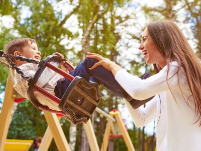 Αυτή η μαμά δεν παίζει με τα παιδιά της στην παιδική χαρά και εξηγεί τον λόγο
