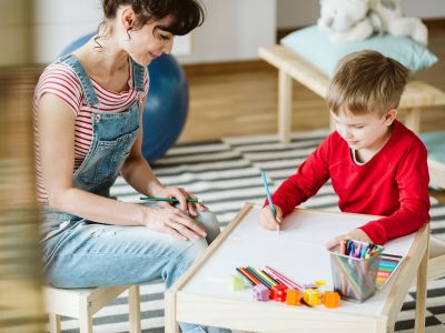 «Το παιδί μου μόλις διαγνώστηκε με ΔΕΠΥ»: Συμβουλές και εργαλεία που θα βοηθήσουν και εσάς