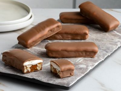 Σπιτικές σοκολατένιες μπάρες με φιστίκια και καραμέλα