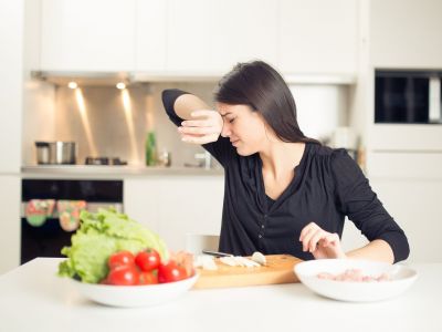 Μήπως κόβεις λάθος το κρεμμύδι; Οι επιστήμονες αποκαλύπτουν τον σωστό τρόπο χωρίς να κλαις
