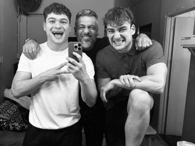 Μπαμπάς Στέλιος, Μιχαήλ και Άρης – Οι «φύλακες» της μικρής Κόμησσας στο πιο επικό βίντεο