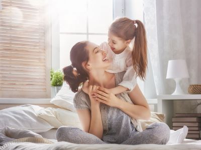 «Είσαι έτοιμη να μιλήσεις στην κόρη σου για την περίοδο;» - Τι απάντησαν οι μαμάδες αναγνώστριες