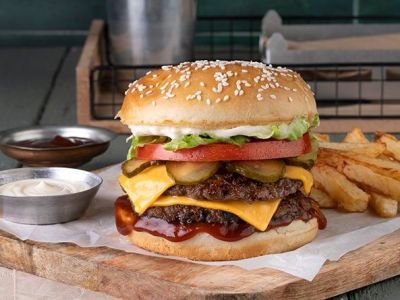 Smashed burgers: Πώς θα φτιάξετε μέσα σε λίγα λεπτά τα πιο ζουμερά μπιφτέκια