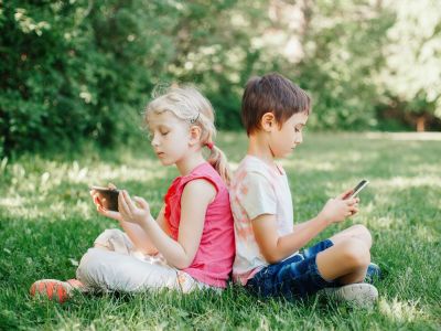 Καλοκαίρι και οθόνες: Πώς να βάλετε όρια στα παιδιά με συνέπεια (και χωρίς φωνές)