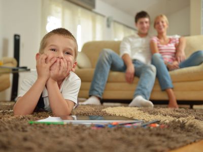 Σαλόνι ή δωμάτιο; Τι αποκαλύπτει ο αγαπημένος χώρος των παιδιών για τη σχέση σας;