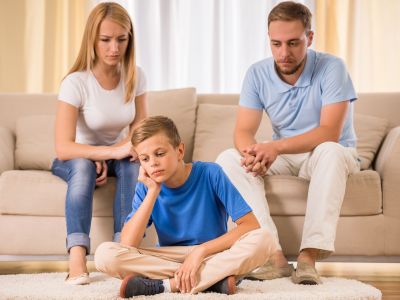 Αν άκουγες αυτές τις φράσεις ως παιδί, μεγάλωσες με γονείς που δεν ήξεραν πώς να δείξουν αγάπη