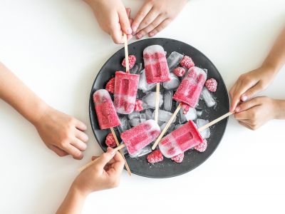 Σπιτικά παγωτίνια με στραγγιστό γιαούρτι, μούρα και μέλι