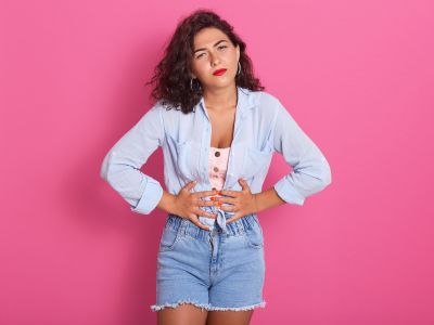 Περίοδος το καλοκαίρι: Τι αλλάζει και γιατί νιώθεις πιο έντονα τα συμπτώματα