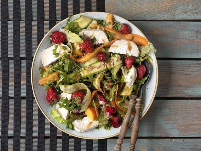 Καλοκαιρινή σαλάτα με φρούτα και κατσικίσιο τυρί - Σκέφτεστε κάτι καλύτερο;