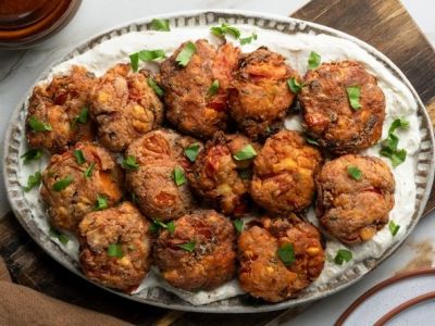 Καλοκαιρινή συνταγή: Ντοματοκεφτέδες από ντοματίνια με μους φέτας