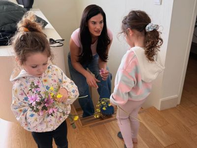 Χριστίνα Μπόμπα: Η εντυπωσιακή κατασκευή που έφτιαξε με τις κόρες της στο σαλόνι