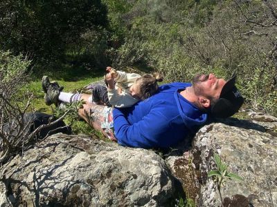 Δημήτρης Αλεξάνδρου: Στιγμές παιχνιδιού και χαλάρωσης στο τζακούζι με τον γιο του