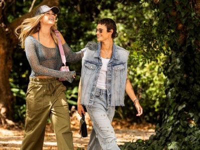 Sporty με πέδιλο ή κομψή με t-shirt; Οι στυλιστικές αντιφάσεις είναι το νέο fashion statement! 