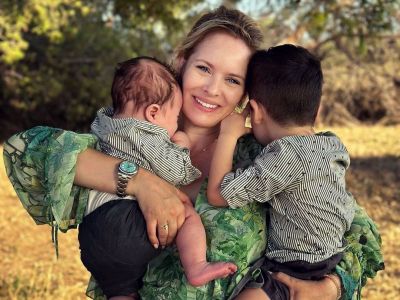 Ευτυχισμένη γιαγιά: Η μητέρα της Ανίτας Μπραντ ποζάρει χαμογελαστή με τα τρία εγγόνια της