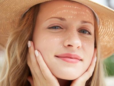 Όταν ένα αντηλιακό σου προσφέρει ολιστική 4D προστασία… γίνεται must have όλο τον χρόνο