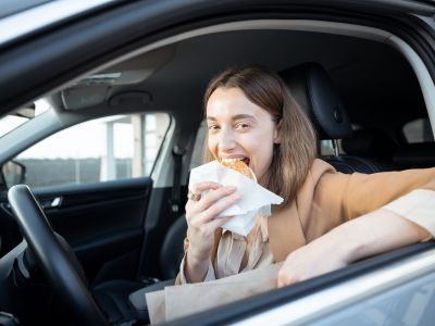 Γιατί οι γονείς τρώνε στα κρυφά; Η νέα μορφή αυτοφροντίδας λέγεται «γεύμα εκδίκησης»