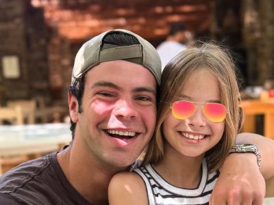 Άγγελος Λάτσιος: Η αδυναμία στην μικρή του αδελφή δεν κρύβεται – Οι νέες φώτο από την Άνδρο