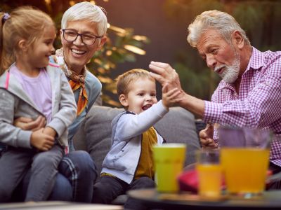 Ειδικός προειδοποιεί: Αυτή η φράση κάνει κακό στα εγγόνια – Μην τη λέτε ποτέ