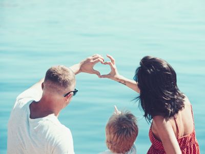 Πώς να κρατήσετε ζωντανή τη σχέση σας το καλοκαίρι όταν έχετε παιδιά