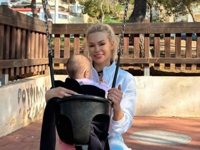 Βίκυ Κάβουρα: Βλέπει το ηλιοβασίλεμα αγκαλιά με την κόρη της