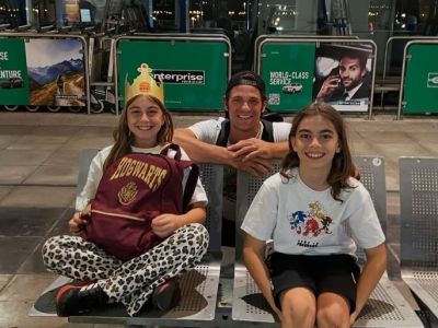 Ρούλα Ρέβη - Αποστόλης Τότσικας: Καλοκαιρινές διακοπές με τα δίδυμα στην Βαρκελώνη