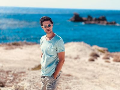 Ίδια ματιά, ίδια πόζα: Η σπάνια φωτογραφία του Ορφέα Αυγουστίδη με τον πατέρα του