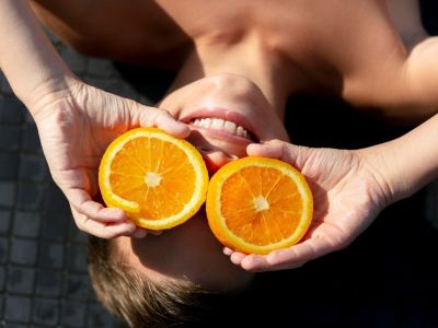 Ένα ταξίδι πίσω στον χρόνο, τότε που το καλοκαίρι μύριζε… αντηλιακό και πορτοκαλάδα