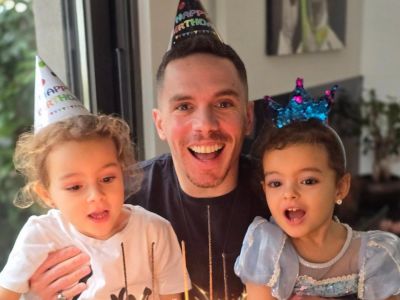 Ο Λευτέρης Πετρούνιας παίζει κυνηγητό στο σαλόνι με τις κόρες του & οι followers του τον αποθεώνουν