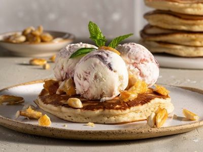 Pancakes με παγωτό και καραμελωμένα αμύγδαλα