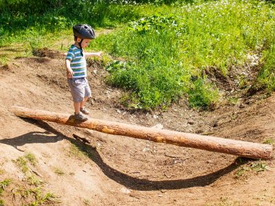 Πώς η γονεϊκή υπερπροστασία αυξάνει το άγχος και μειώνει την ευτυχία